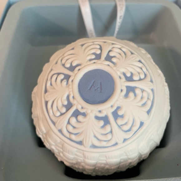 Wedgwood Jasperware Christmas Carol Singers Blue White Ornament - Picture 8 of 8